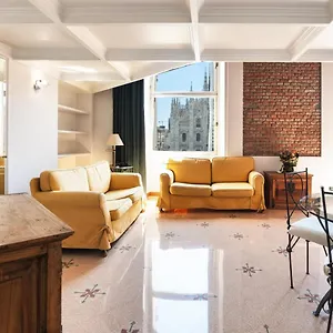 duomo-cathedral-view-luxury-apartment.italymilanhotels.net/